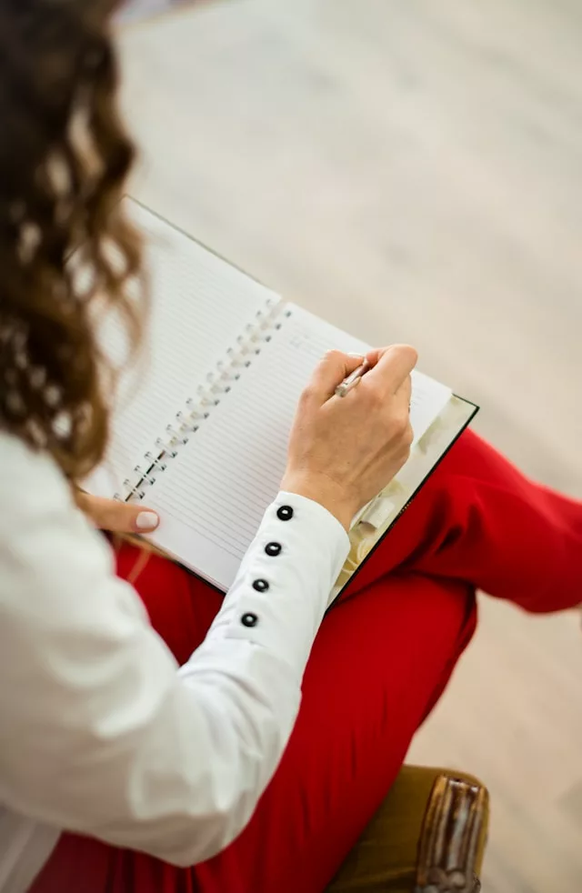 Femme qui écrit sur le stress en expatriation