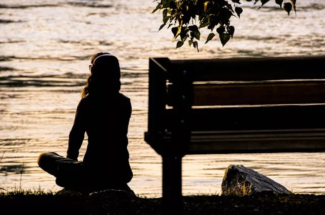 femme solo qui voyage en paix