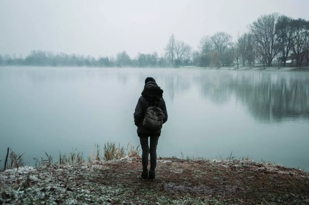 femme seule stress voyage femme seule et anxieuse