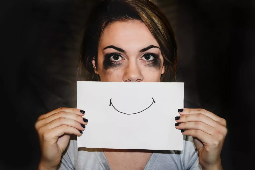 femme triste a l'étranger femme triste a l'étranger