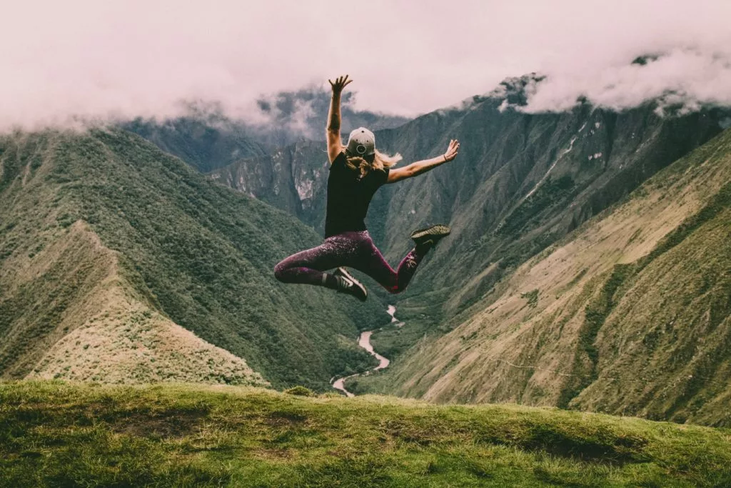 voyageuse qui déborde de joie voyageuse heureuse