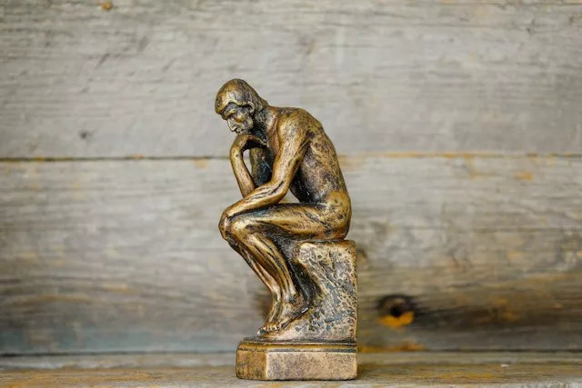 La-statue-du-penseur-seul-avec-ses-pensees penseur a l'étranger seul avec ses pensées