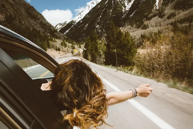 femme-sur-la-route-qui-se-sent-libre femme solo et libre sur la route