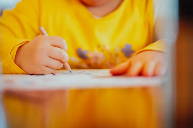enfant intérieur stressé par demande de visa